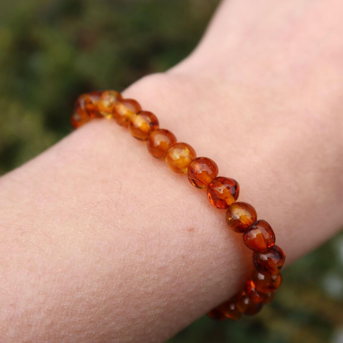 Honigfarbenes Bernstein Armband aus baltischem Bernstein, edel und leicht, präsentiert auf einem Handgelenk, ideal für besondere Anlässe.