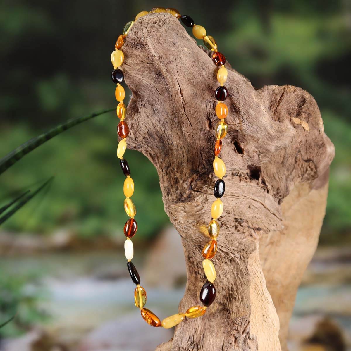 Elegant Bernstein Edelsteinkette 45cm mit goldenen Perlen, ideal für Selbstvertrauen und Leichtigkeit, präsentiert auf Holz