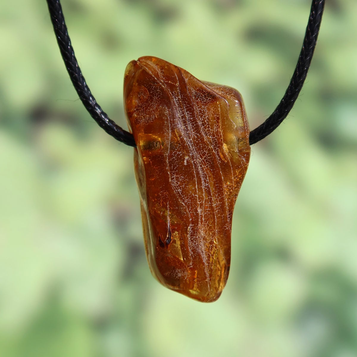 Natürlicher Bernstein Anhänger 40mm, UNIKAT Nr. 11, zeigt sanfte Transparenz und Schimmer. Perfekt für Lebensfreude und Selbstbewusstsein.