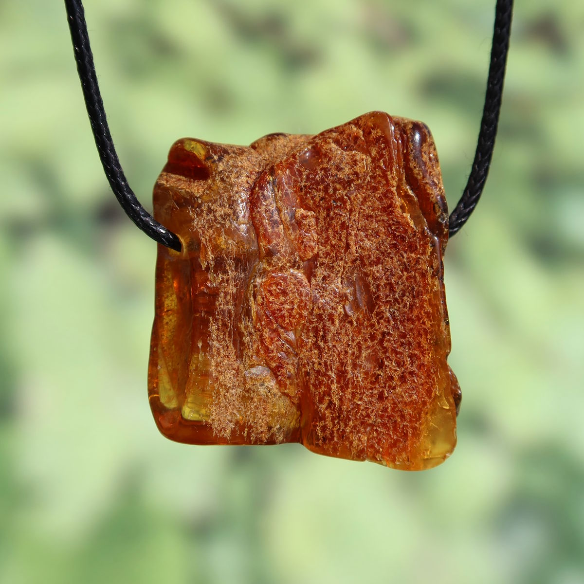 Natürlicher Bernstein Anhänger 43mm, UNIKAT Nr. 14, symbolisiert Lebensfreude und Selbstbewusstsein, schimmert sanft bei Lichteinfall.