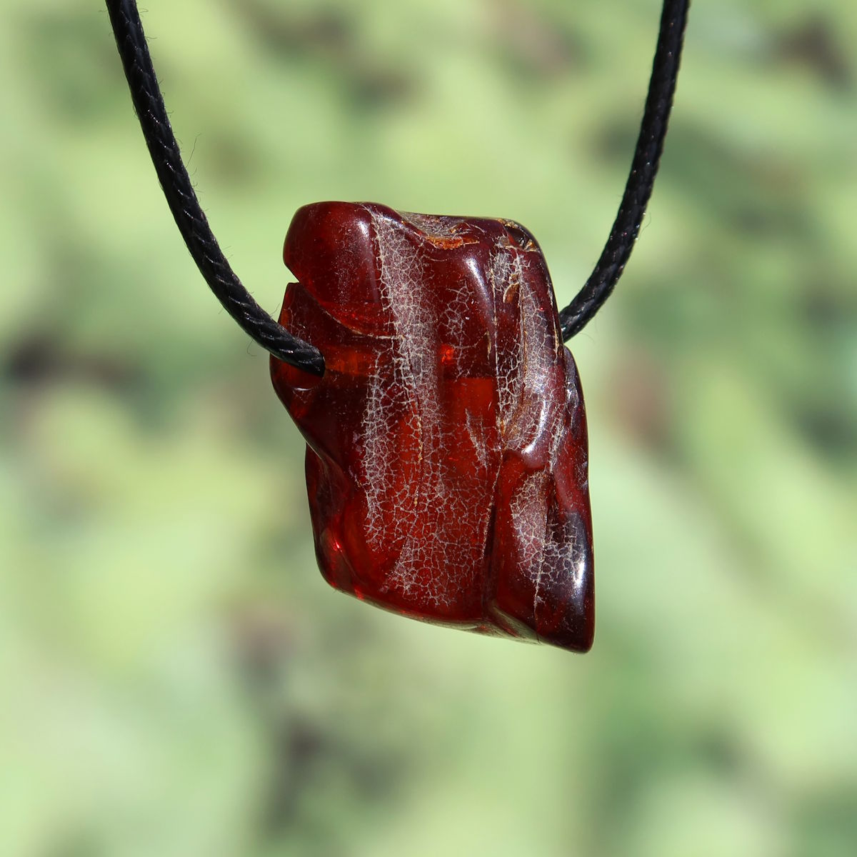 Natürlicher gebohner Bernstein Anhänger mit einzigartiger Transparenz und Schimmer, 35mm Unikat Nr. 16, aus pflanzlichem Harz.