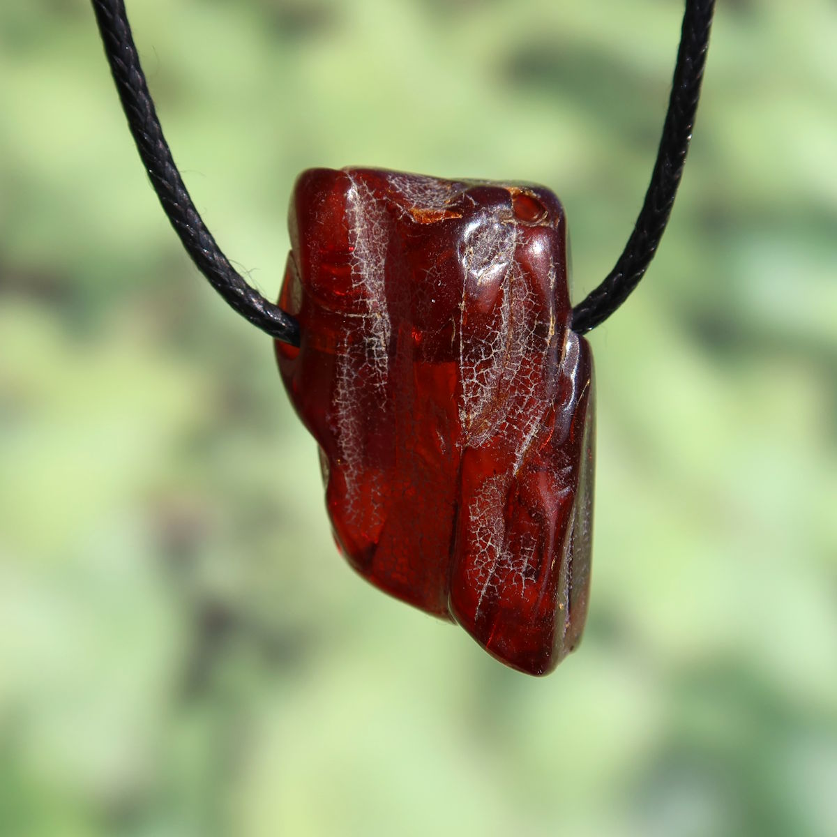 Natürlicher gebohner Bernstein Anhänger mit einzigartiger Transparenz und Schimmer, 35mm Unikat Nr. 16, aus pflanzlichem Harz.