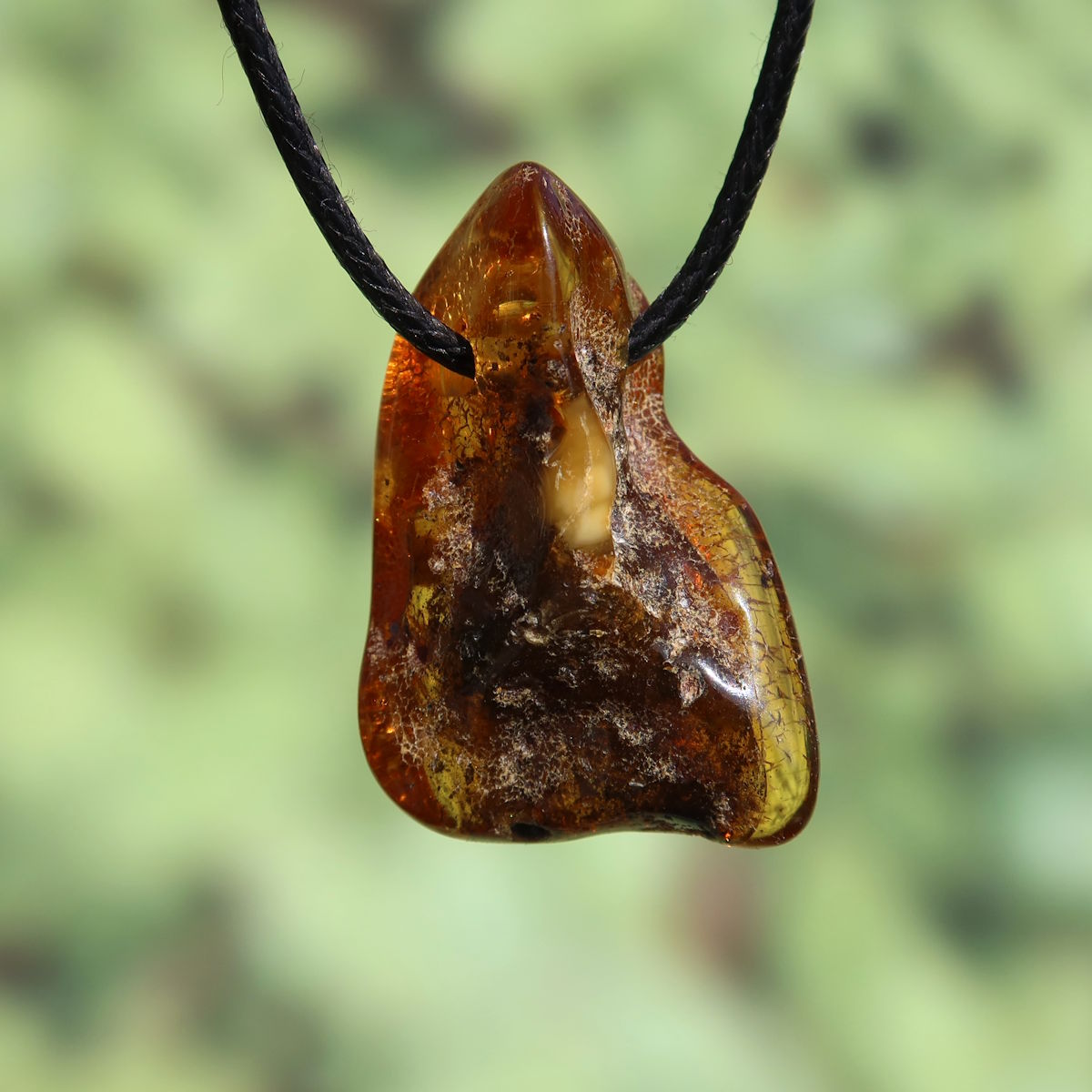 Natürlicher Bernstein Anhänger gebohrt 39mm, Unikat Nr. 19, schimmernde Transparenz, Naturwunder, Lebensfreude, Selbstbewusstsein
