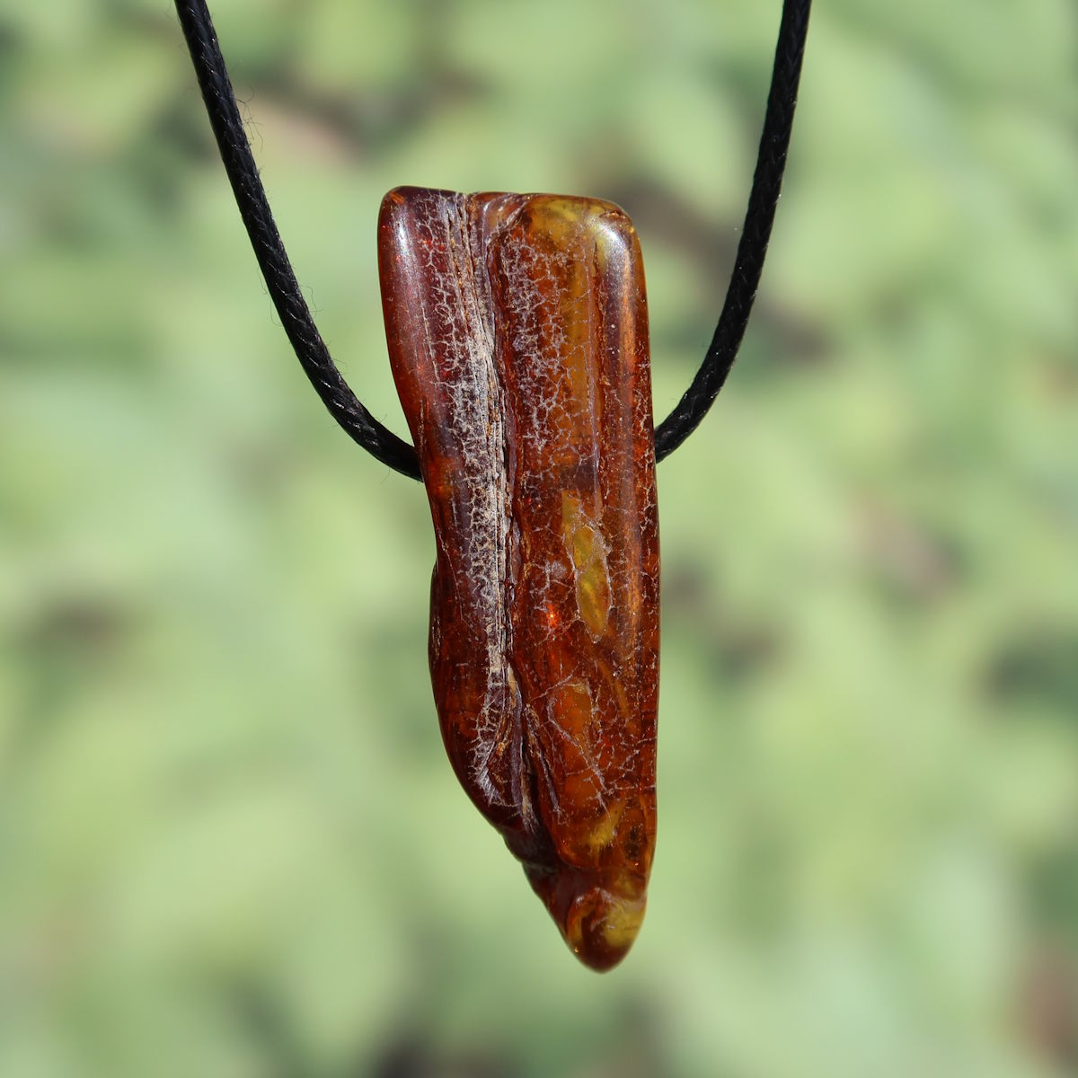 Natürlicher Bernstein Anhänger gebohrt 55mm, schimmernd bei Licht, einzigartiges Unikat, fördert Lebensfreude und Selbstbewusstsein.