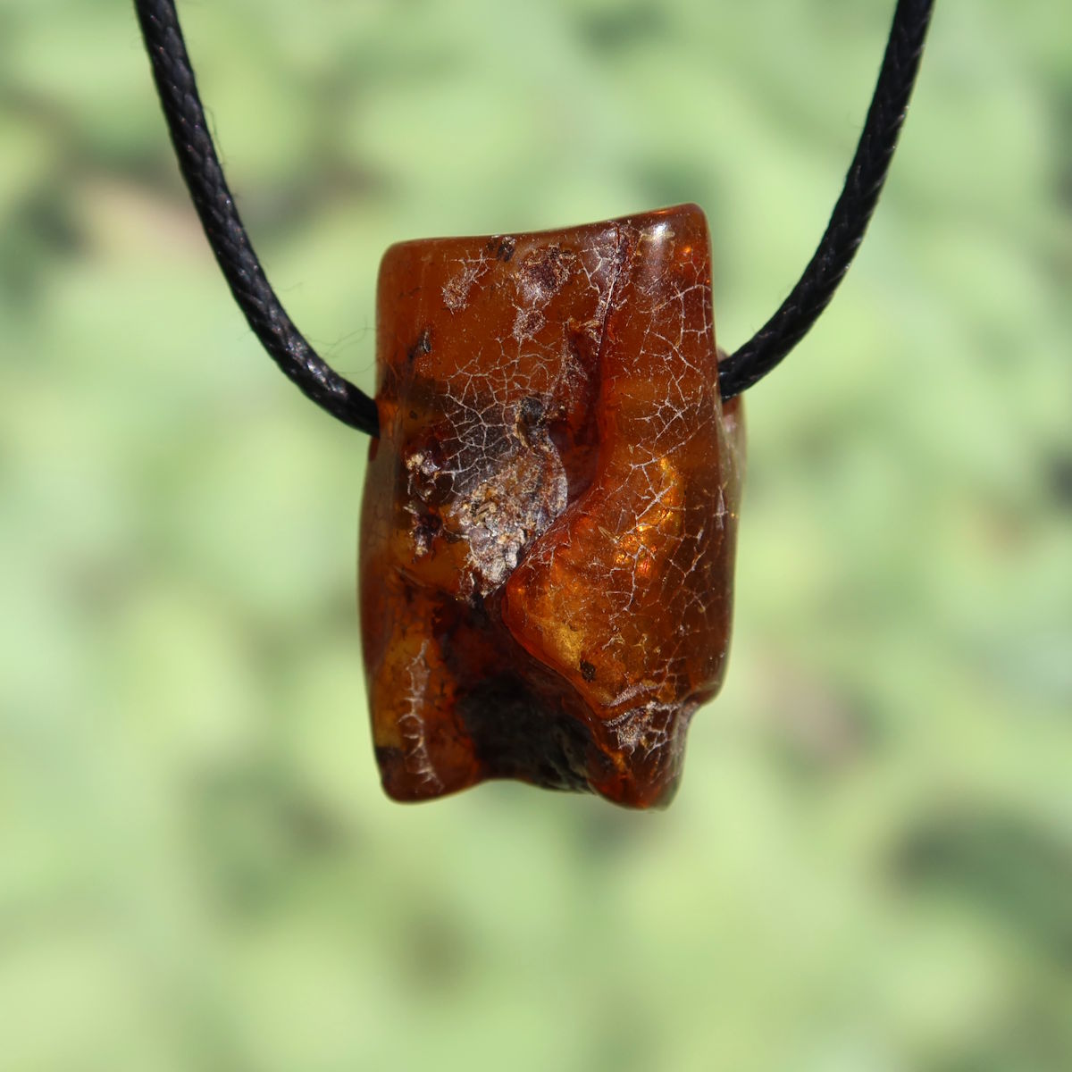 Natürlicher Bernstein Anhänger 32mm, einzigartiges Unikat für Lebensfreude und Selbstbewusstsein, schimmernde Transparenz.