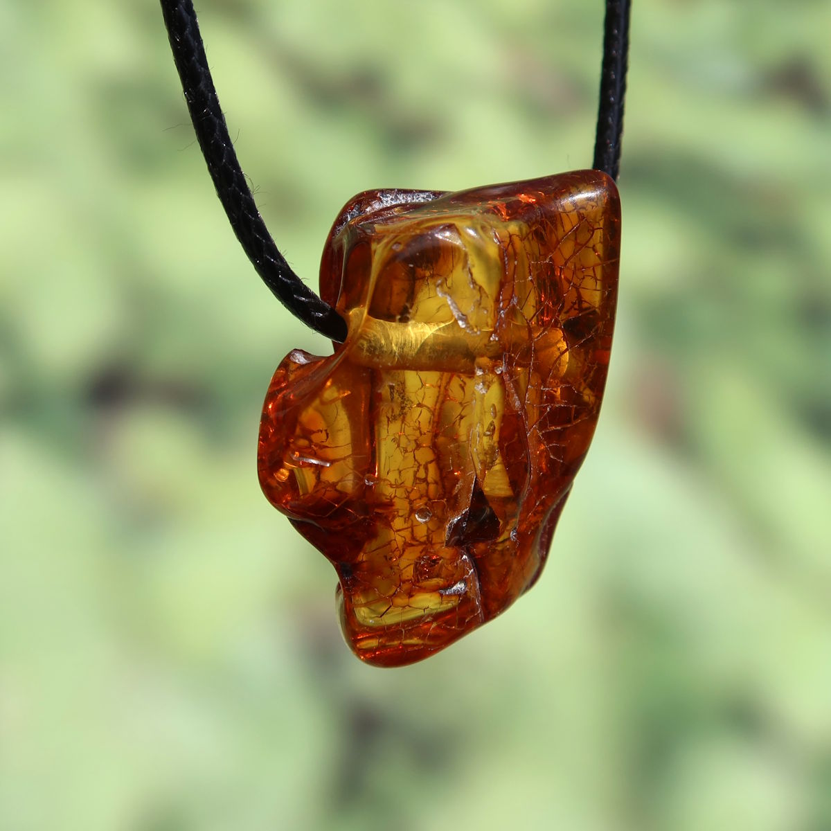 Natürlicher Bernstein Anhänger gebohrt 30mm mit sanfter Transparenz und Lebensfreude im Unikat Design Nr. 22.