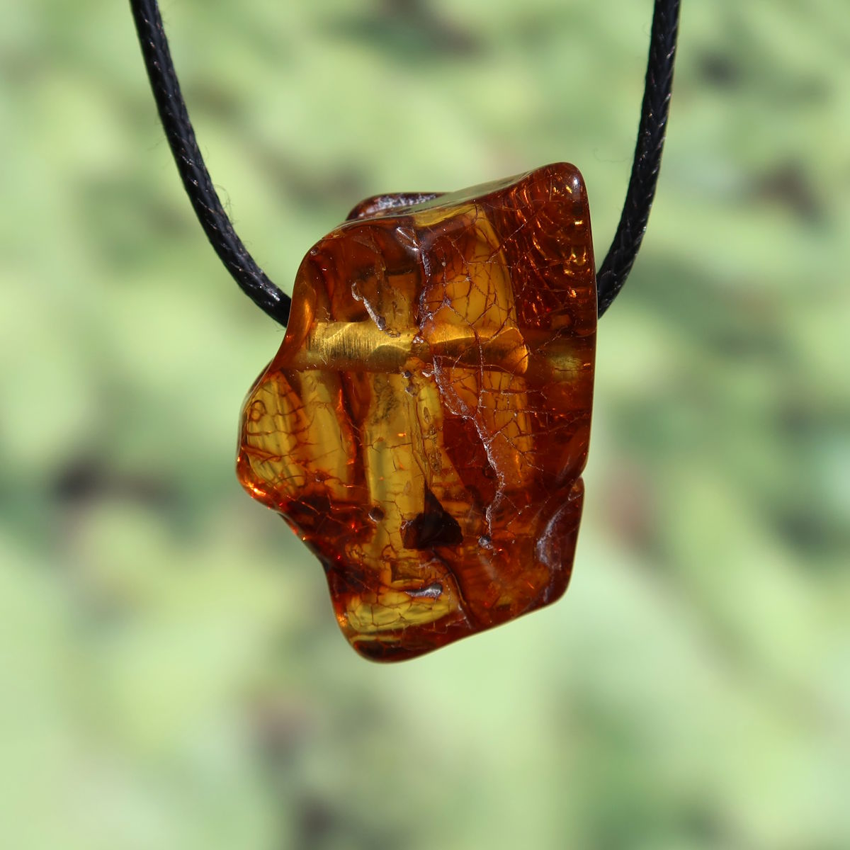 Natürlicher Bernstein Anhänger gebohrt 30mm mit sanfter Transparenz und Lebensfreude im Unikat Design Nr. 22.