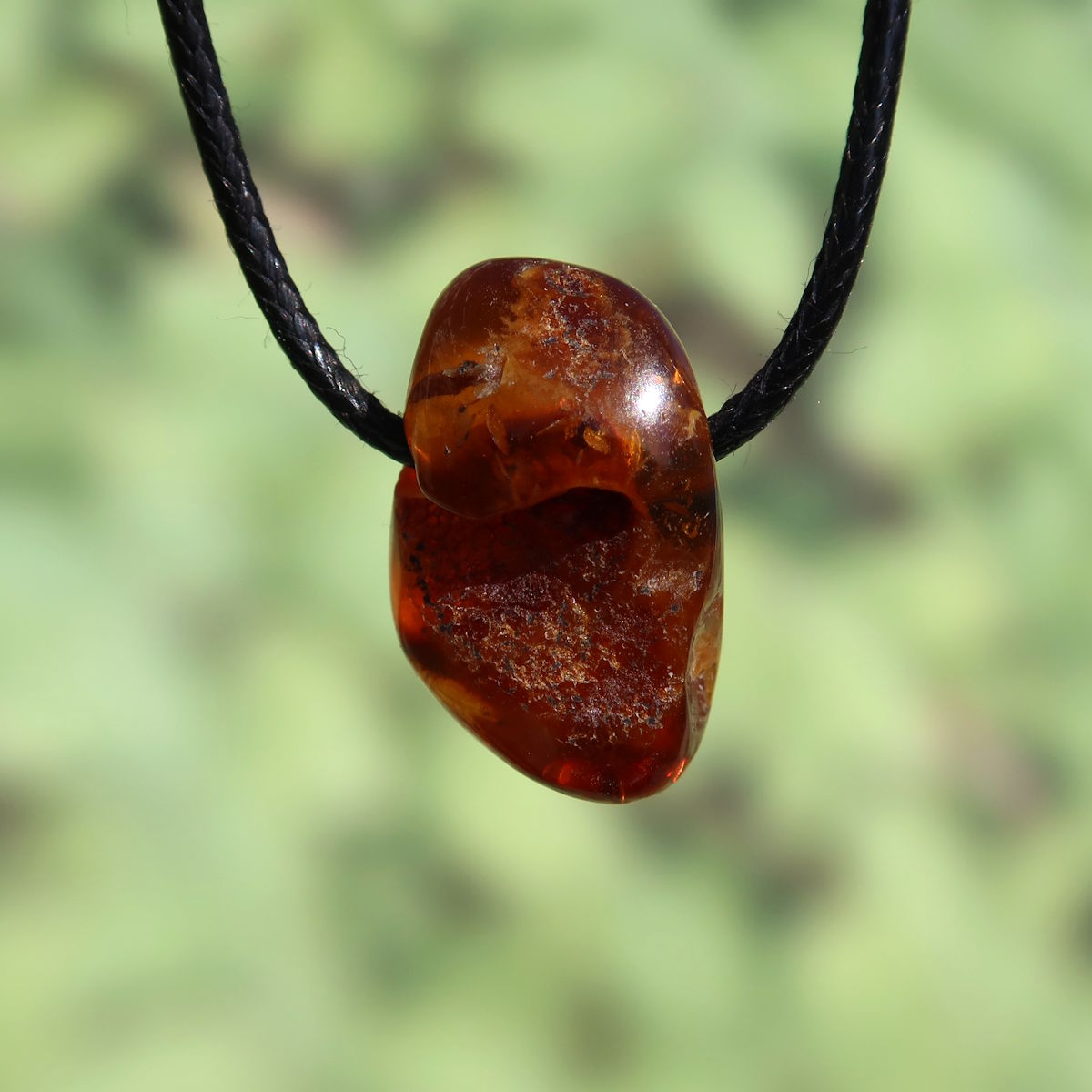 Natürlicher Bernstein Anhänger, gebohrt 27mm, einzigartiges UNIKAT, schimmernd bei Lichteinfall, für Lebensfreude und Selbstbewusstsein.