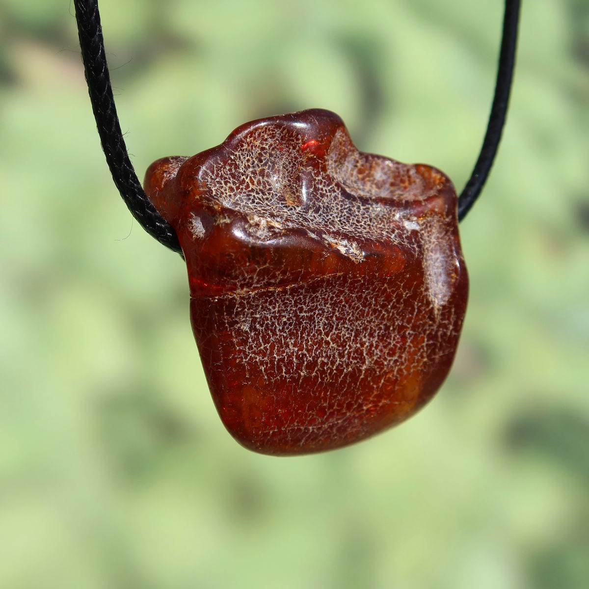 Natürlicher Bernstein Anhänger gebohrt, 36mm, einzigartiges Schmuckstück, schimmernd bei Lichteinfall, Ausdruck von Lebensfreude.