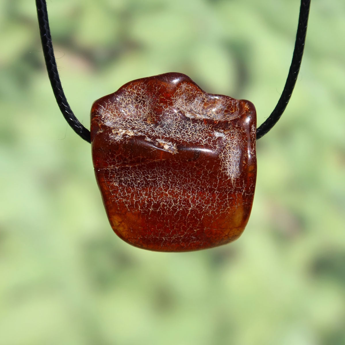 Natürlicher Bernstein Anhänger gebohrt, 36mm, einzigartiges Schmuckstück, schimmernd bei Lichteinfall, Ausdruck von Lebensfreude.