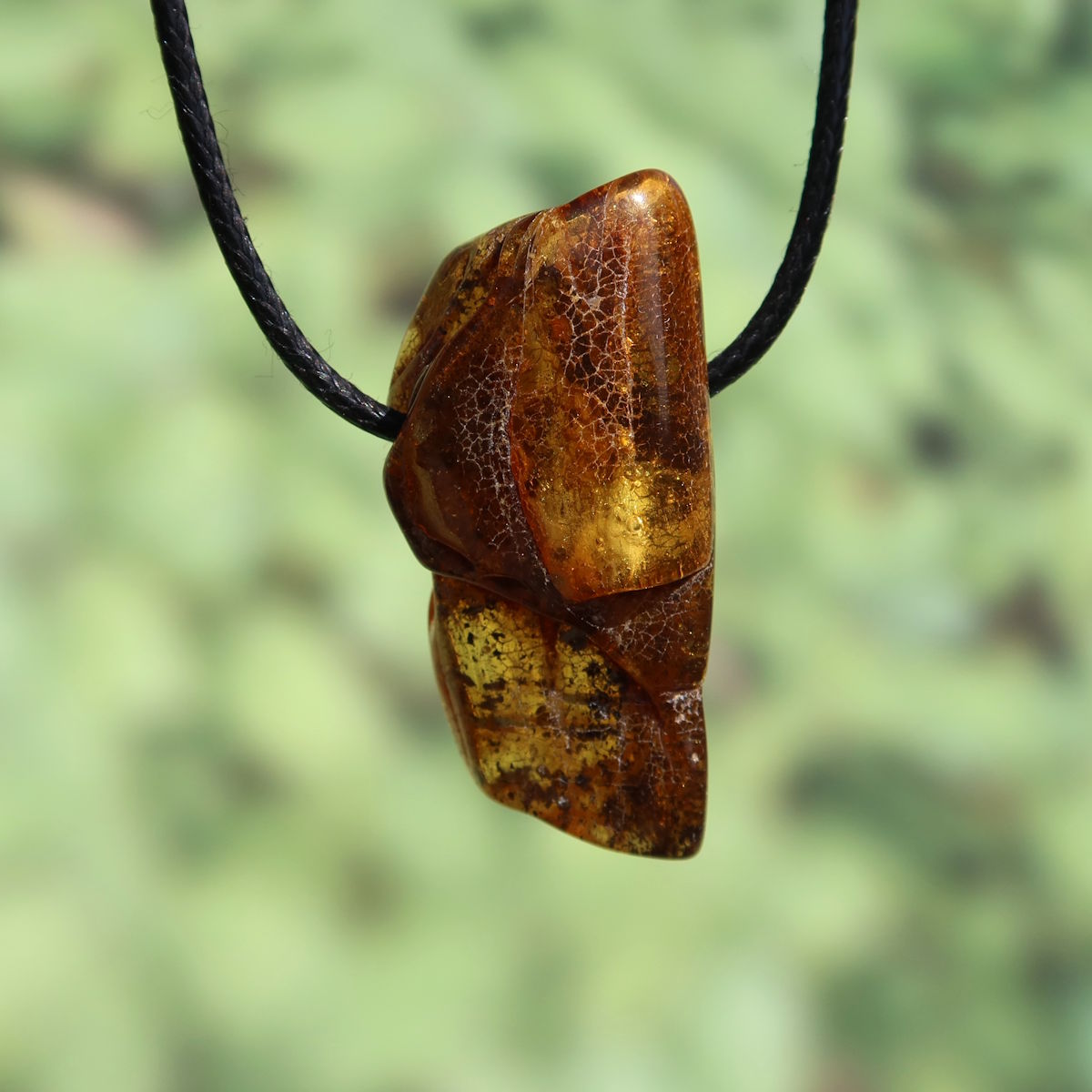 Natürlicher Bernstein Anhänger, gebohrt, 41mm, UNIKAT Nr. 5, strahlend im Sonnenlicht, symbolisiert Lebensfreude und Selbstbewusstsein.