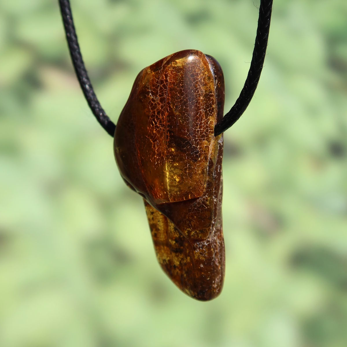 Natürlicher Bernstein Anhänger, gebohrt, 41mm, UNIKAT Nr. 5, strahlend im Sonnenlicht, symbolisiert Lebensfreude und Selbstbewusstsein.