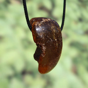 Natürlicher Bernstein Anhänger gebohrt, 46mm, einzigartiges Unikat Nr. 7, für Lebensfreude und Selbstbewusstsein, schimmernd im Licht