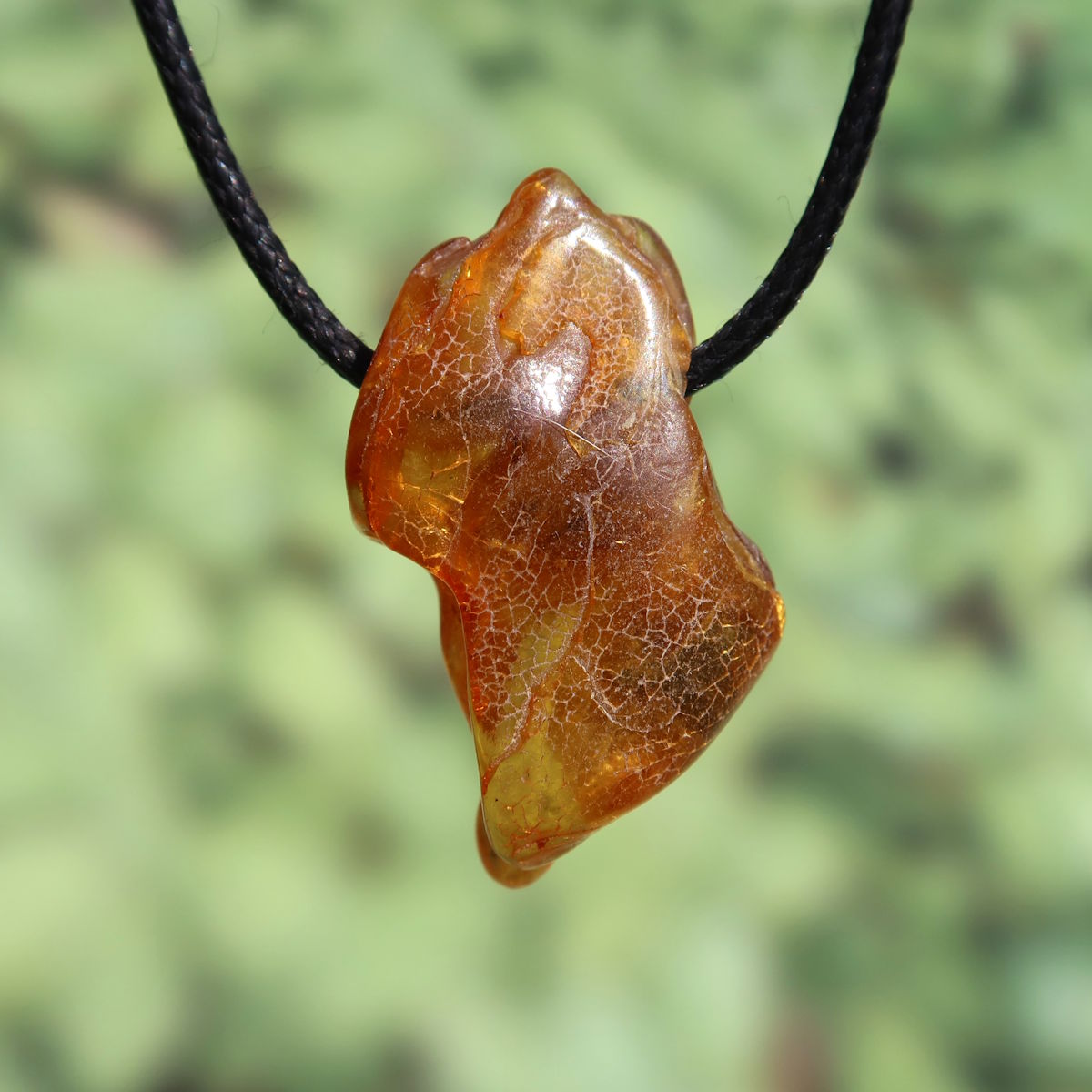 Natürlicher Bernstein Anhänger gebohrt 40mm, einzigartig und schimmernd, symbolisiert Lebensfreude und Selbstbewusstsein, UNIKAT Nr. 8.