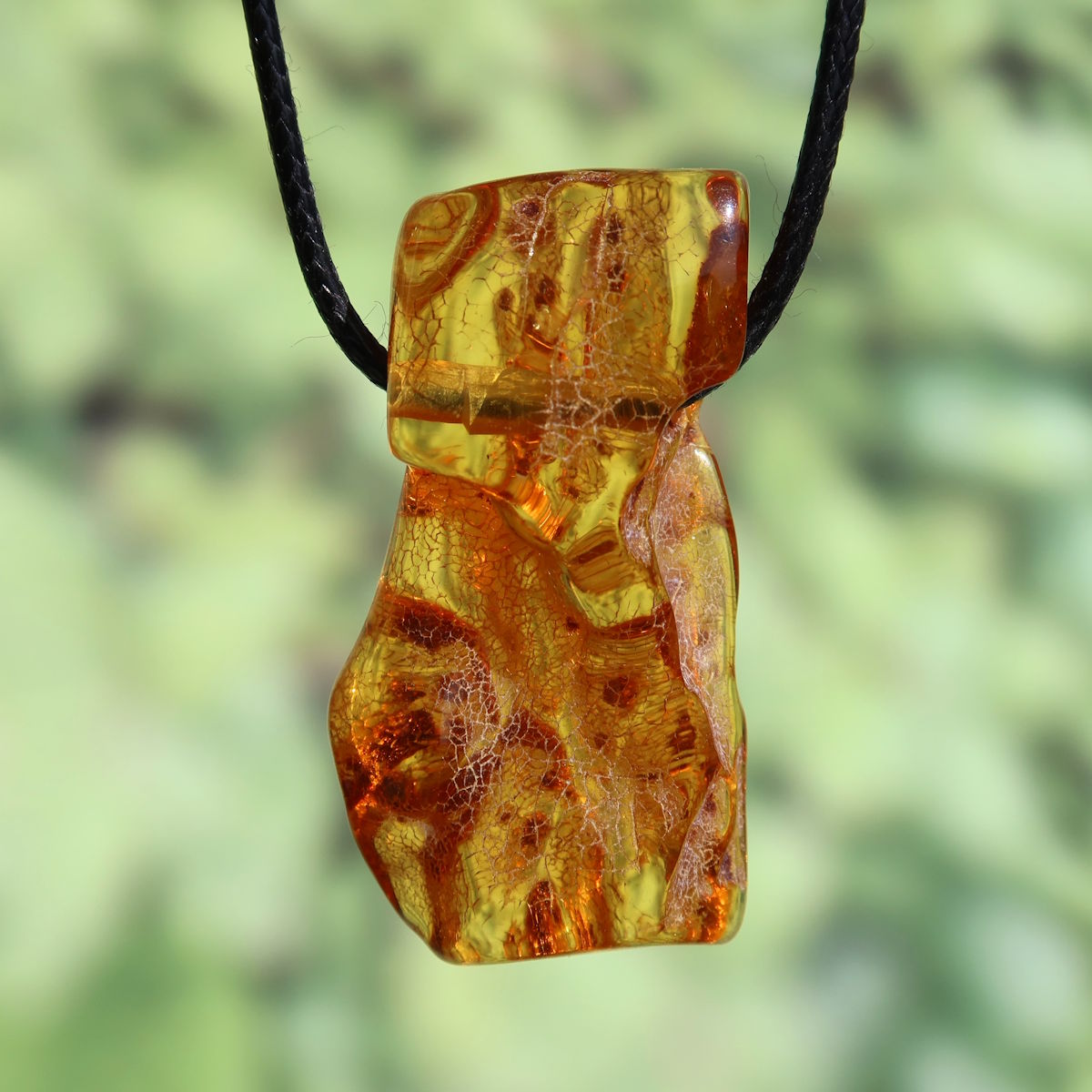 Natürlicher Bernstein Anhänger gebohrt, 48mm, glänzend und einzigartig, vermittelt Lebensfreude und Selbstbewusstsein. UNIKAT Nr. 9