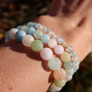 Beryll Mix Qualität Edelstein Armband displayed in Varianten 4-6-8 oder 10mm with Aquamarin, Morganit, Heliodor gemstones.