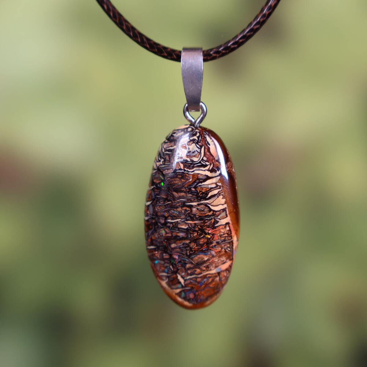 Boulder Opal Anhänger - Unikat Nr. 10 - Handgeschliffen - Echter Edelstein mit massiver Silberschlaufe - Größe 30x16mm - Freude und Leichtigkeit