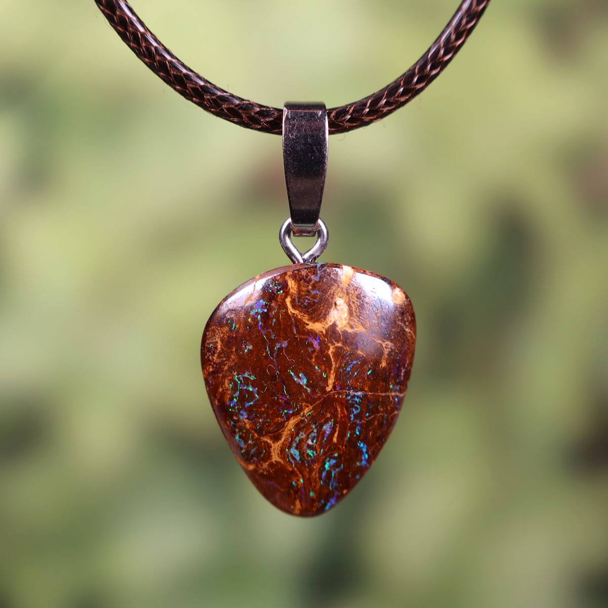 Boulder Opal Anhänger mit massiver Silberschlaufe, handgeschliffener Edelstein aus Australien, 20x18mm, auf Lederband, Unikat Nr. 300.