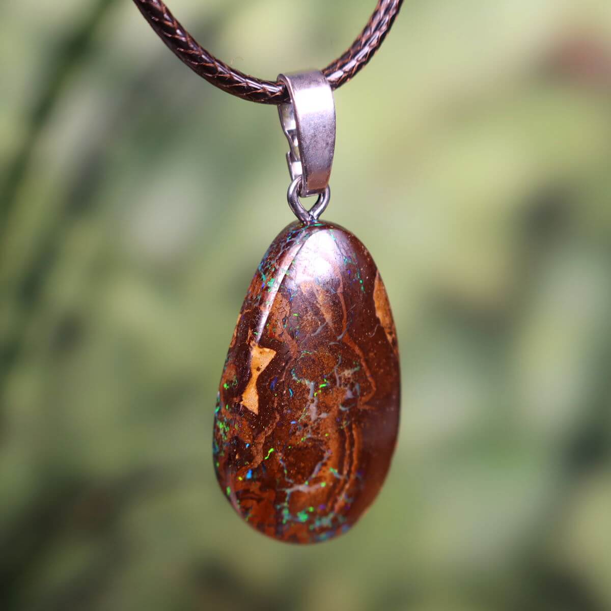 Boulder Opal Anhänger mit massiver Silberschlaufe, handgeschliffen, einzigartiger Edelstein aus Australien, 30x17mm Größe.