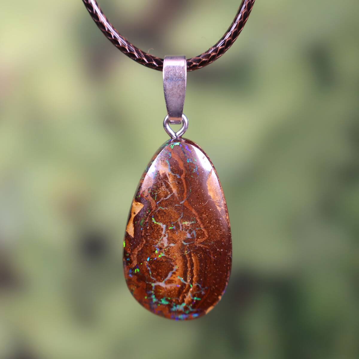 Boulder Opal Anhänger mit massiver Silberschlaufe, handgeschliffen, einzigartiger Edelstein aus Australien, 30x17mm Größe.