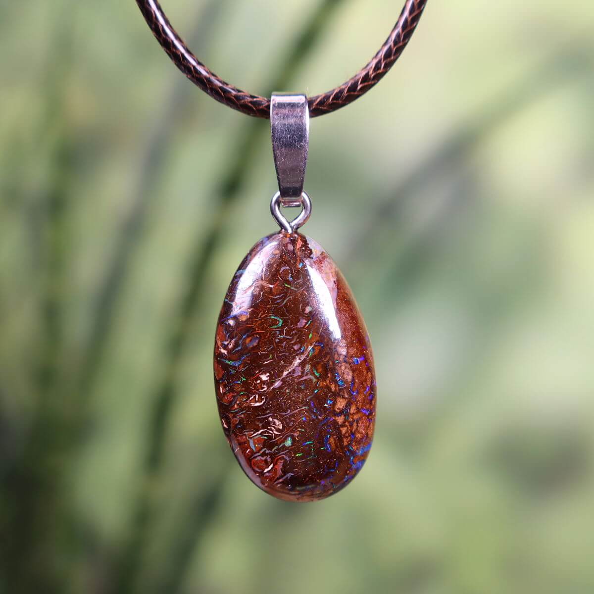 Boulder Opal Anhänger mit massiver Silberschlaufe, handgeschliffen, natürlicher Edelstein aus Australien, 27x15mm