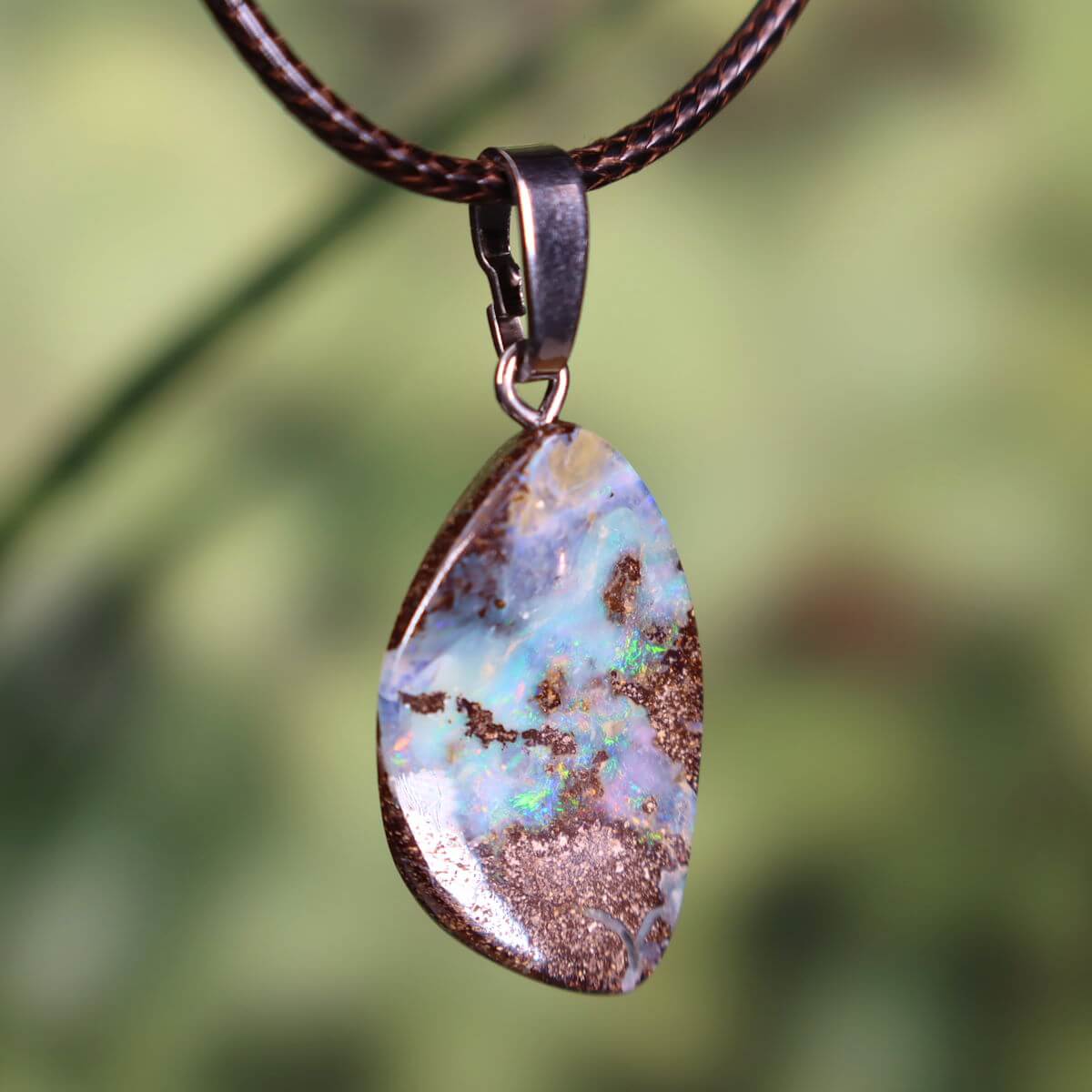 Boulder Opal Anhänger - Unikat Nr. 41 - Handgeschliffen - Echter Edelstein mit massiver Silberschlaufe - Größe 26x17mm - Freude und Leichtigkeit