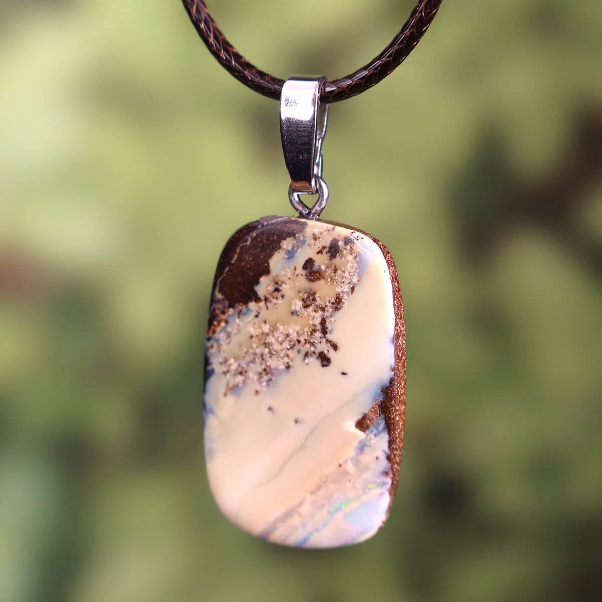 Boulder Opal Anhänger - Unikat Nr. 47 - Handgeschliffen - Echter Edelstein mit massiver Silberschlaufe - Größe 31x20mm