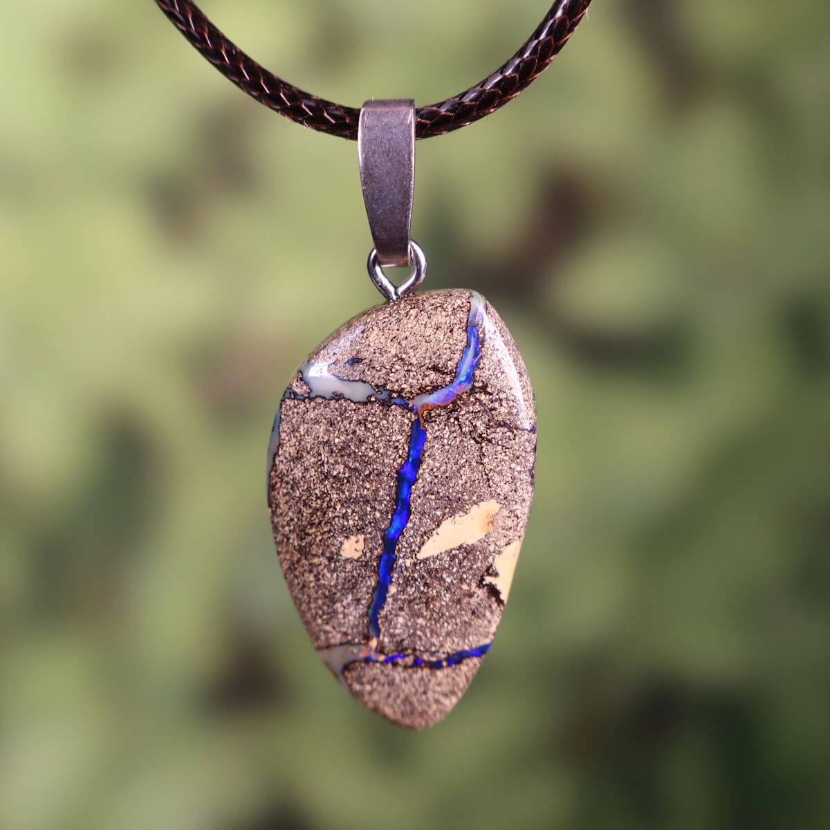 Boulder Opal Anhänger mit massiver Silberschlaufe, handgeschliffen, einzigartiger Edelstein aus Australien, 30x20mm.