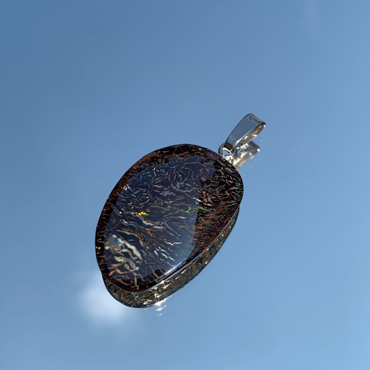 Anhänger aus Opal mit Silberschlaufe