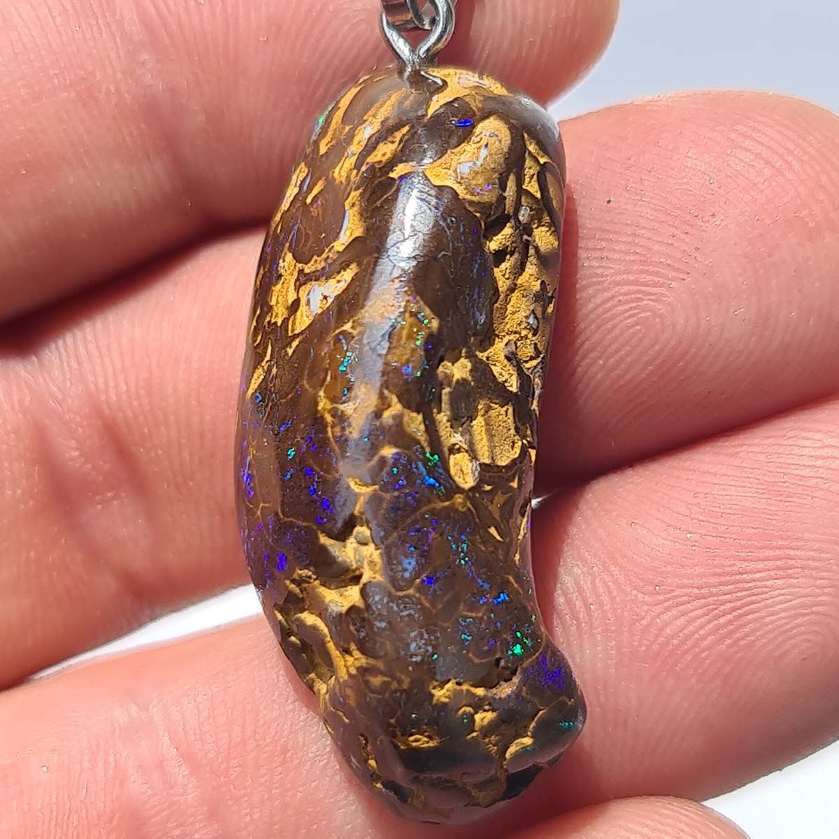 Roher Boulder Opal Anhänger von Steinwelten