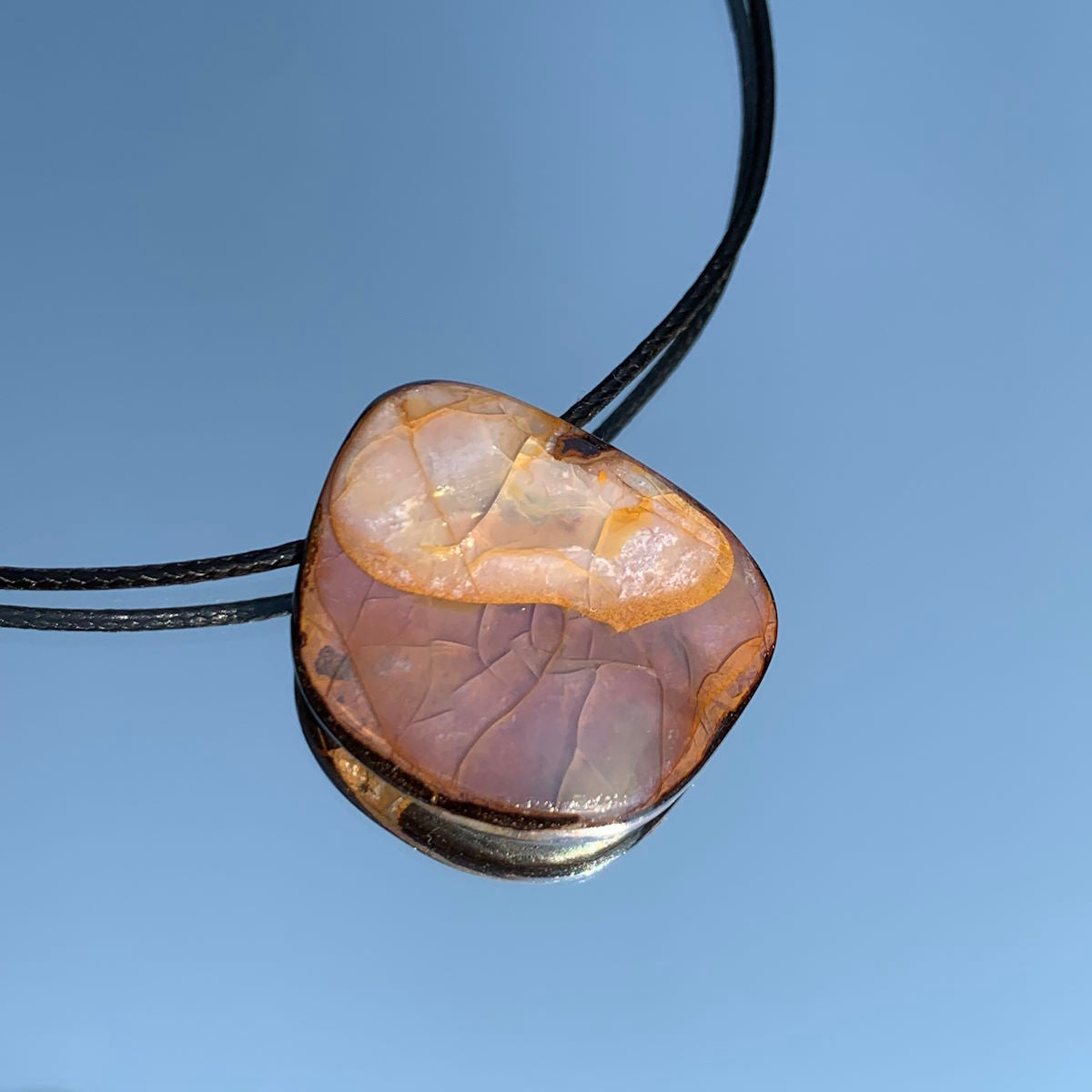 Halskettenanhänger aus Boulder Opal