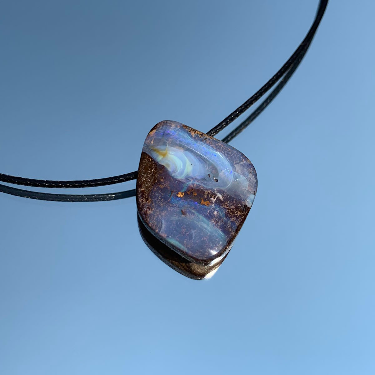 Gebohrter Kettenanhänger aus Opal