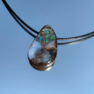 Kettenanhänger aus Boulder Opal von Steinwelten 
