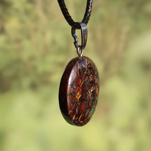 Boulder Opal Anhänger - Positivität und Freude - Nr. 12, handgeschliffen mit individuellen Mustern und Silberöse, auf schwarzer Kordel