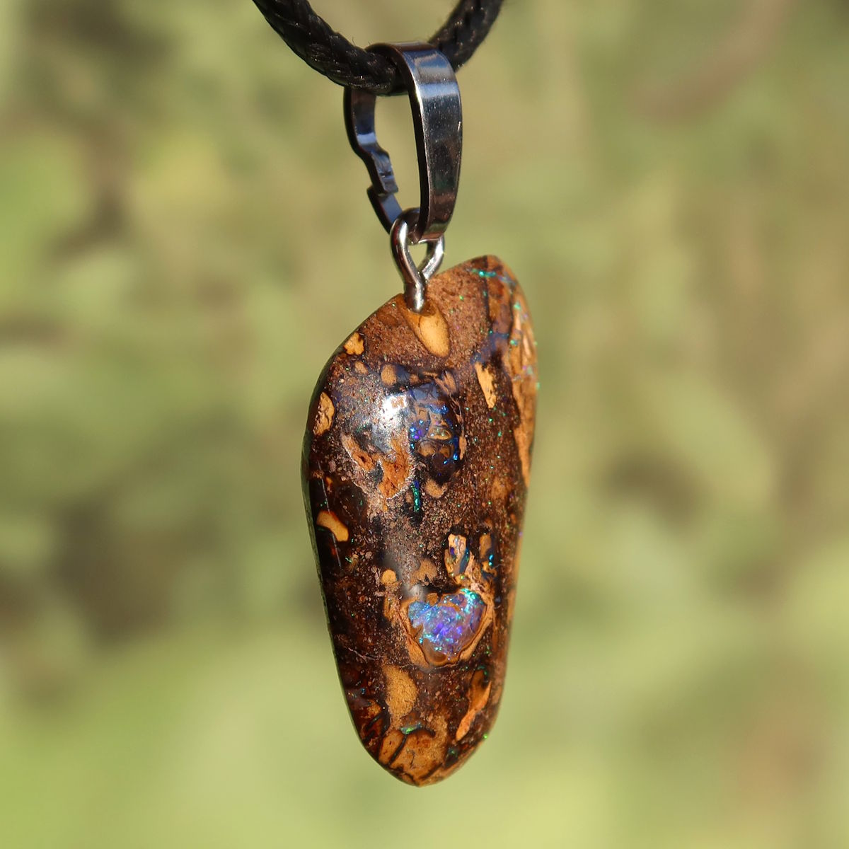 Boulder Opal Anhänger - Positivität und Freude - Nr. 16, handgeschliffener Stein mit einzigartigen Mustern und Silberöse
