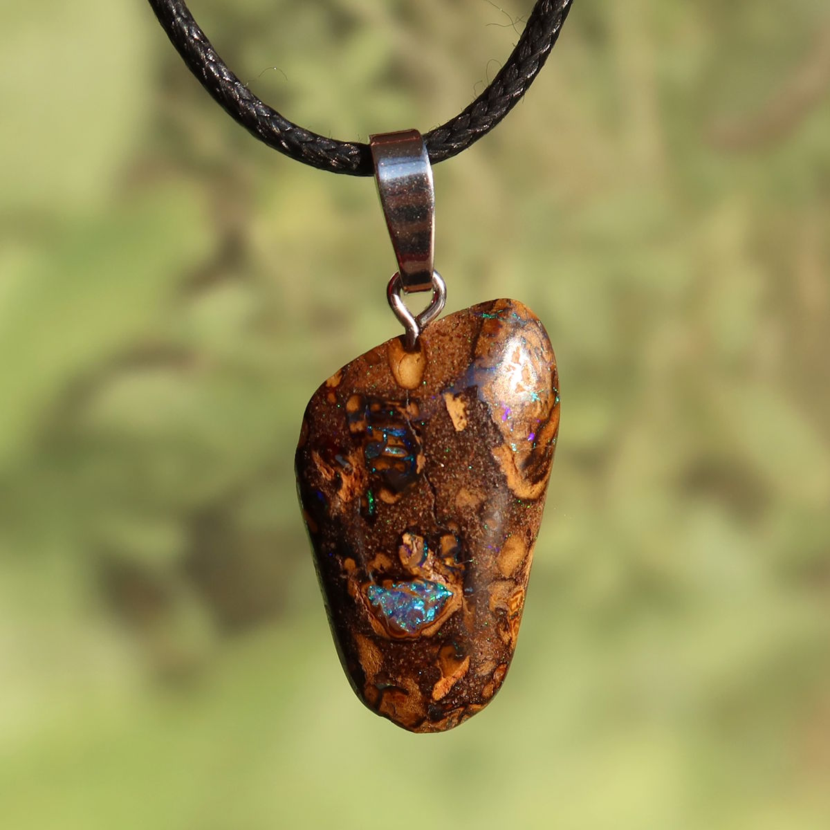 Boulder Opal Anhänger - Positivität und Freude - Nr. 16, handgeschliffener Stein mit einzigartigen Mustern und Silberöse