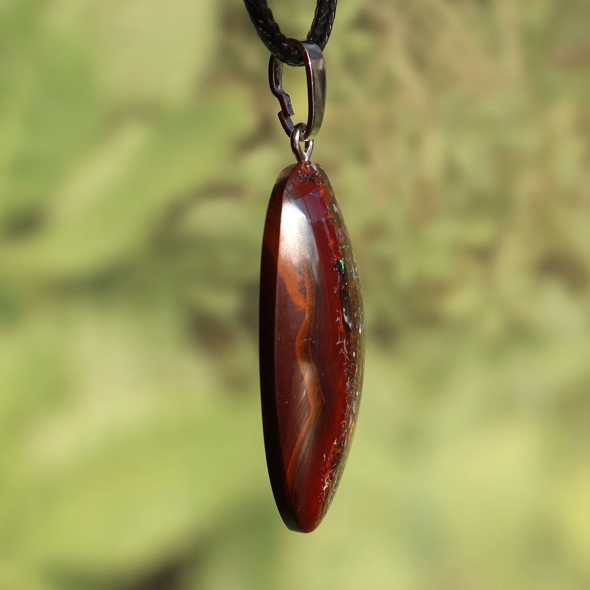 Boulder Opal Anhänger - Positivität und Freude - Nr. 19 mit einzigartigem Muster und Silberöse, handgeschliffen.