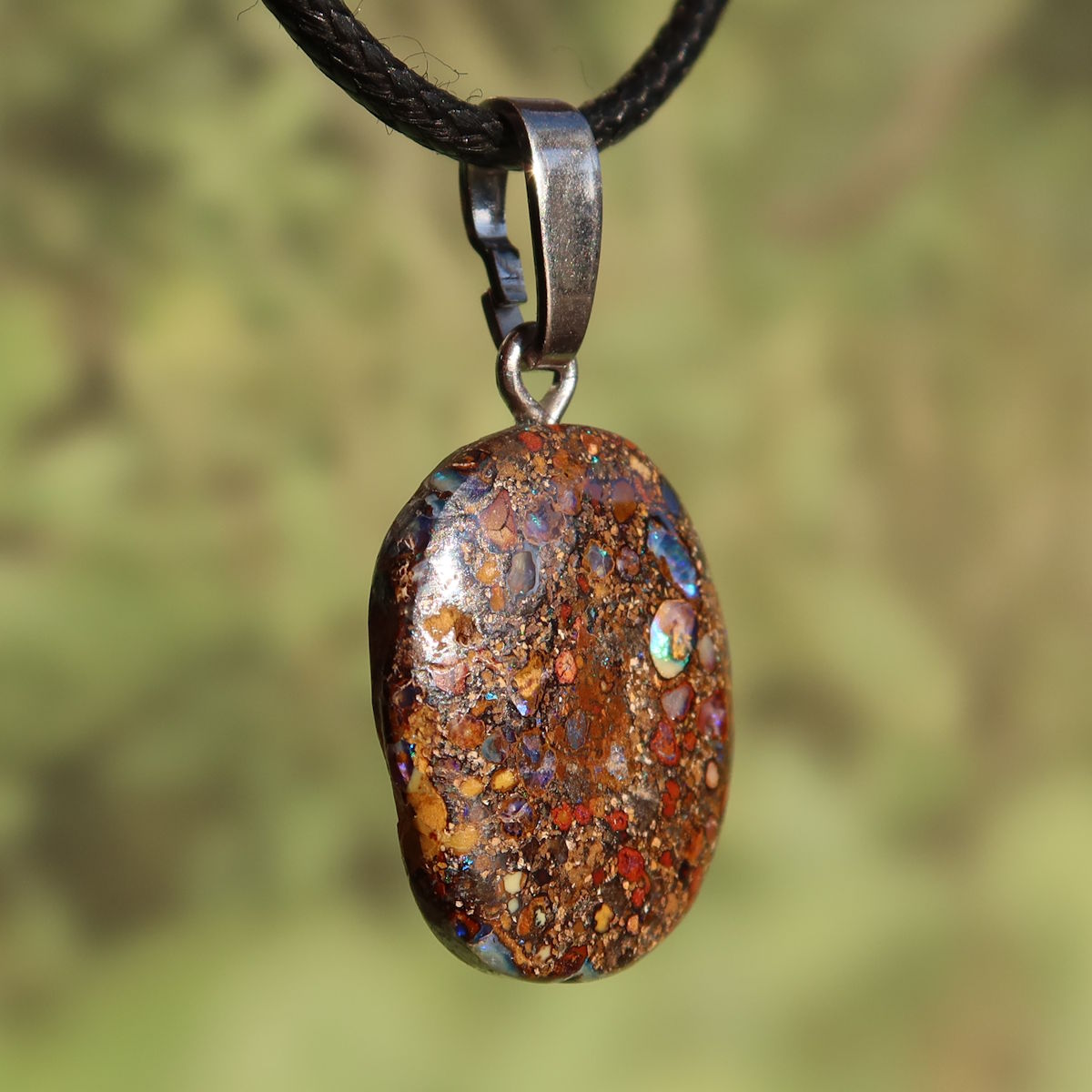 Boulder Opal Anhänger - Positivität und Freude - Nr. 20 mit einzigartigen natürlichen Mustern und echter Silberöse.