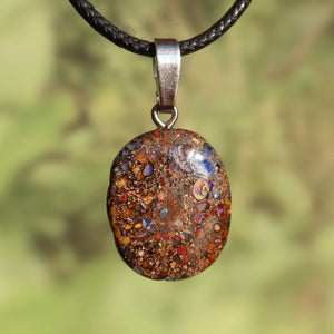 Boulder Opal Anhänger - Positivität und Freude - Nr. 20 mit einzigartigen natürlichen Mustern und echter Silberöse.