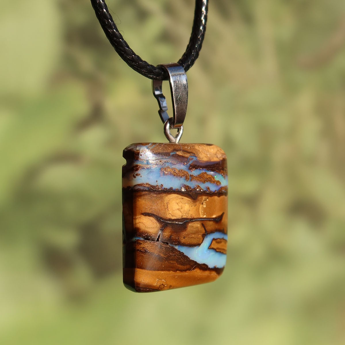 Boulder Opal Anhänger - Positivität und Freude - Nr. 22, glänzend polierter Stein mit einzigartigen Mustern und Silberöse.