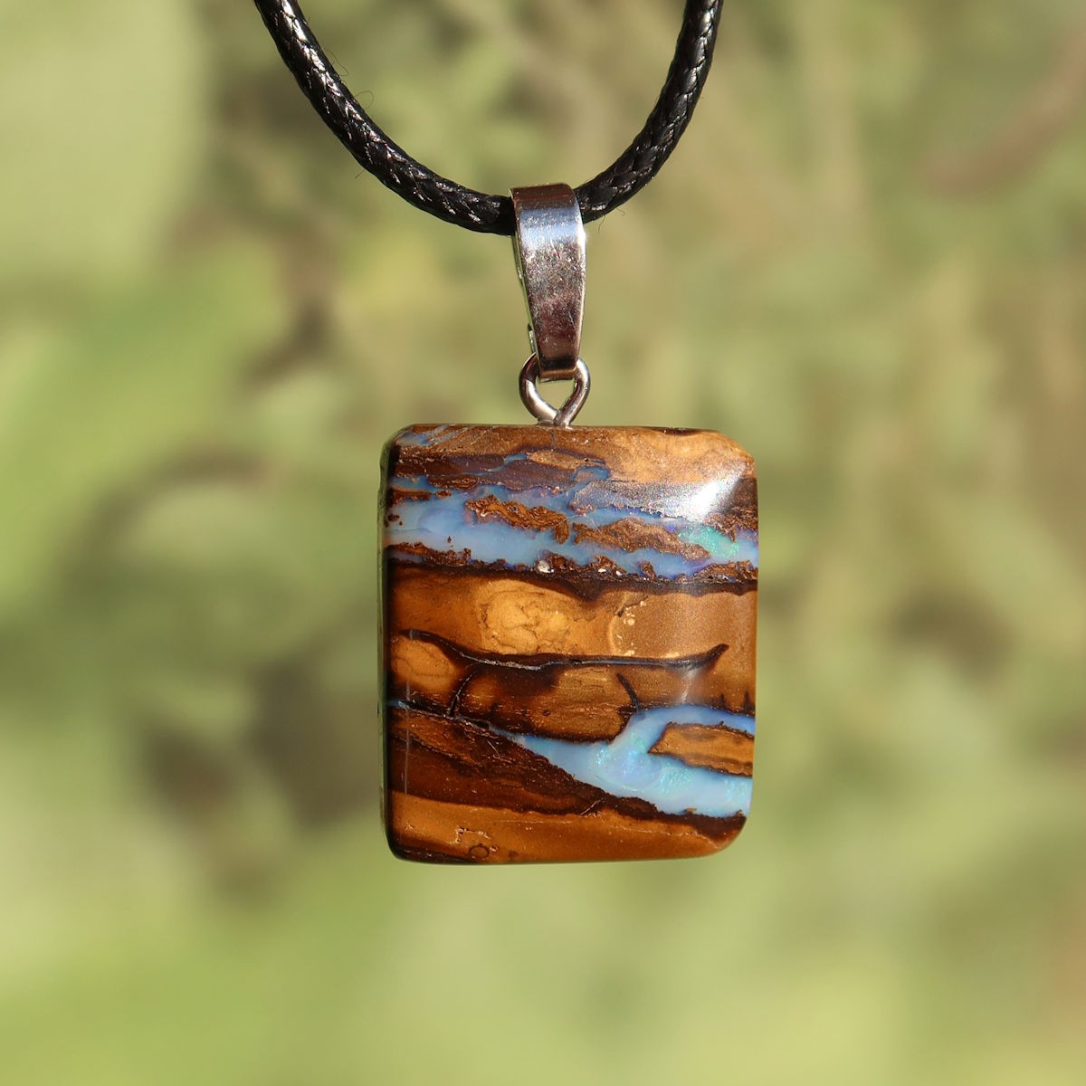 Boulder Opal Anhänger - Positivität und Freude - Nr. 22, glänzend polierter Stein mit einzigartigen Mustern und Silberöse.
