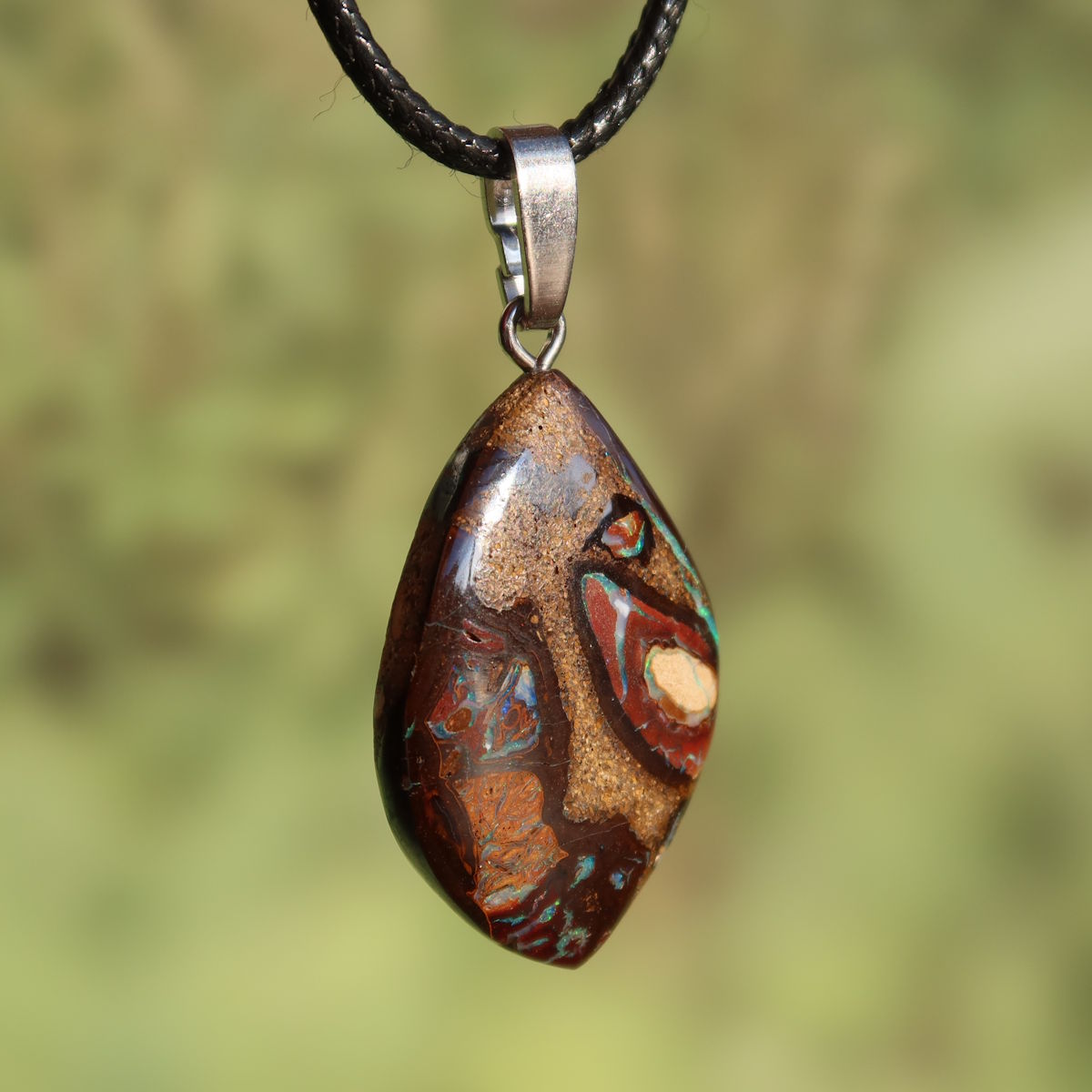 Boulder Opal Anhänger - Positivität und Freude - Nr. 3 mit einzigartigem Handschliff und Silberöse auf schwarzem Band