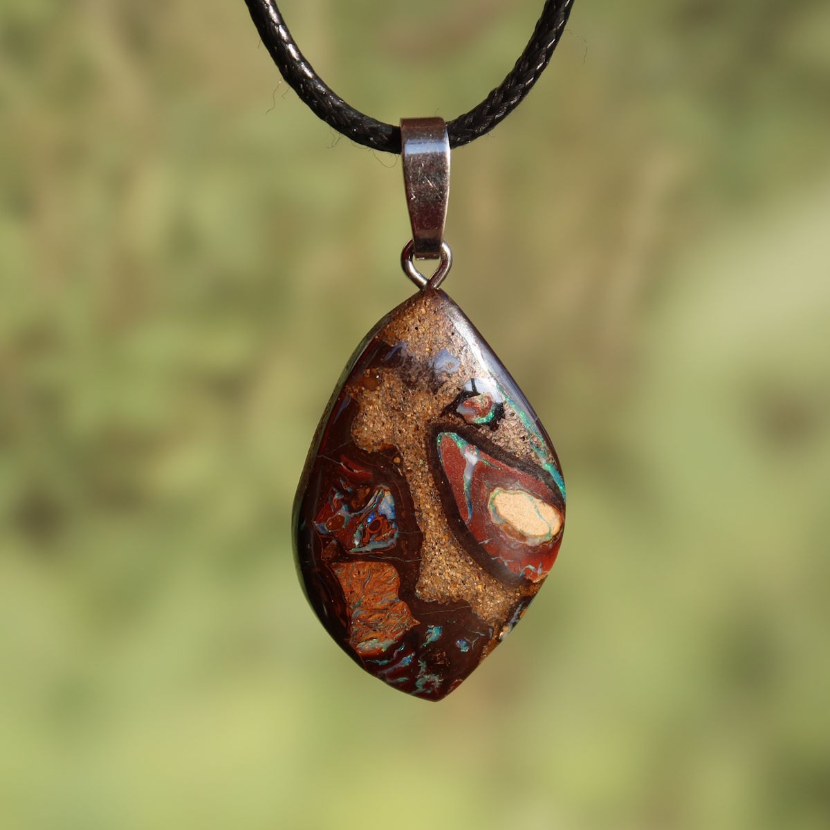 Boulder Opal Anhänger - Positivität und Freude - Nr. 3 mit einzigartigem Handschliff und Silberöse auf schwarzem Band