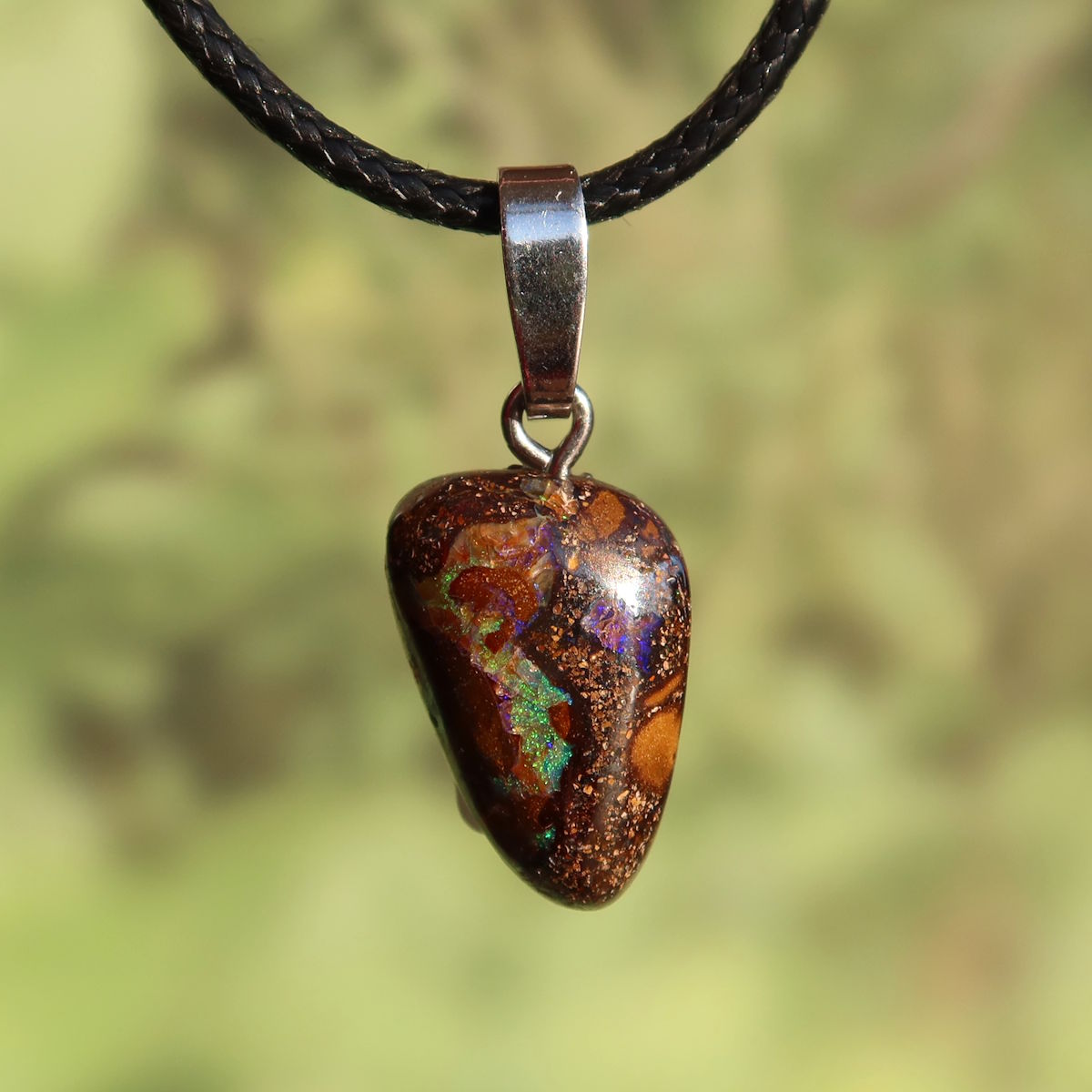 Boulder Opal Anhänger - Positivität und Freude - Nr. 5, einzigartiger handgeschliffener Stein mit individuellem Muster und Silberöse