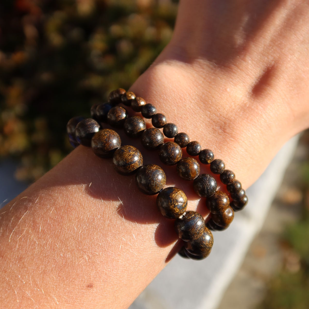 Bronzit Edelstein Armband - 1 Stück - in Varianten 4-6-8 oder 10mm auf Handgelenk getragen, zeigt sanfte Maserung und Schiller.