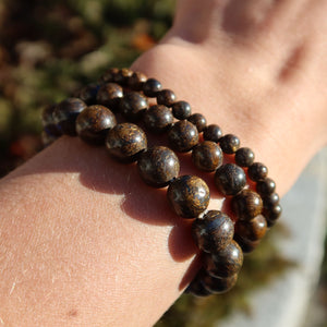 Nahaufnahme von Bronzit Edelstein Armband - 1 Stück - in Varianten 4-6-8 oder 10mm auf einem Handgelenk