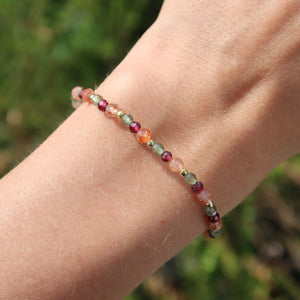 Handgefertigtes Edelsteinarmband mit Granat, Sonnenstein & Apatit grün