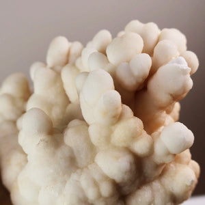 1A Aragonite naturelle sur matrice, pièce XL avec formation en grappes – Maroc – 4,2 kg – 21x16x6 cm – N°51