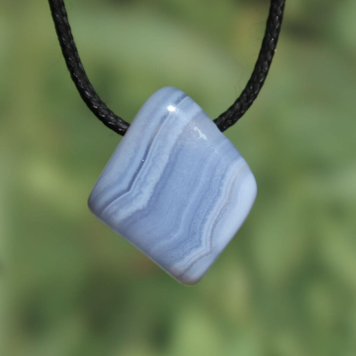 Chalcedon blau gebändert gebohrt - Ausdruck und Kommunikation - Unikat Nr. 2 mit feinen Linien und sanften Farbverläufen.
