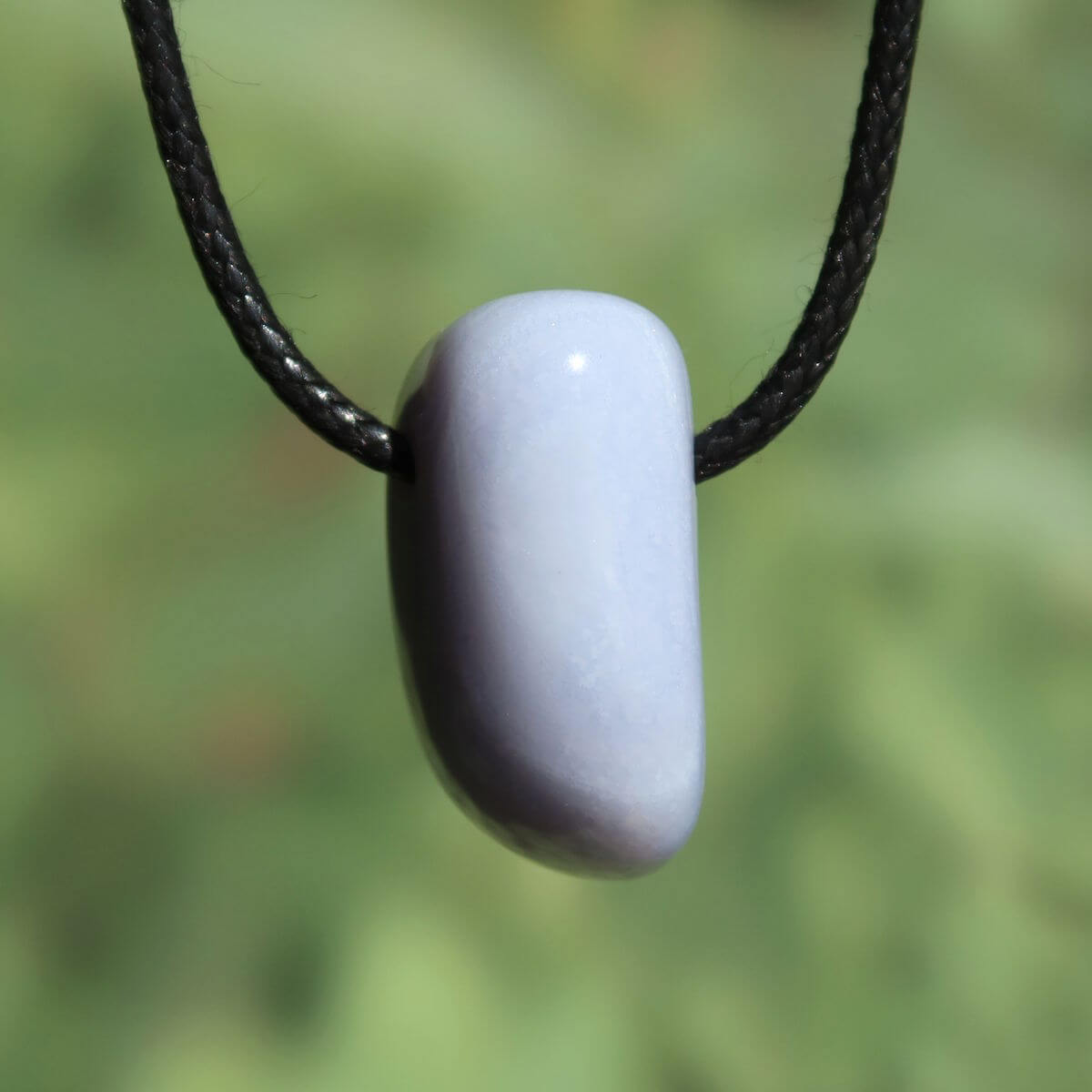 Chalcedon blau gebändert gebohrt - Ausdruck und Kommunikation - Unikat Nr. 8, einzigartiger Anhänger in sanften Blautönen.